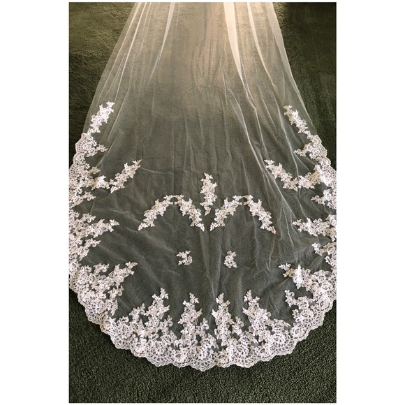 White Cathedral Lace Trimmed Veil ✨👰🏻 - Picture 4 of 5